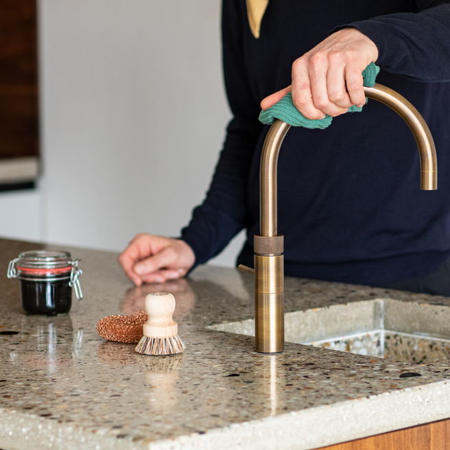 Blinkende keuken: RVS keukenkastjes en kraan vlekvrij maken